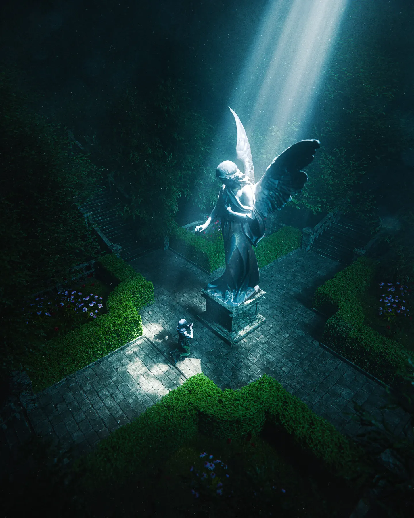 Escultura de un ángel en un jardín oscuro iluminado por rayos de luz.